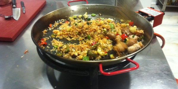 Marcando el arroz de magro con verduras